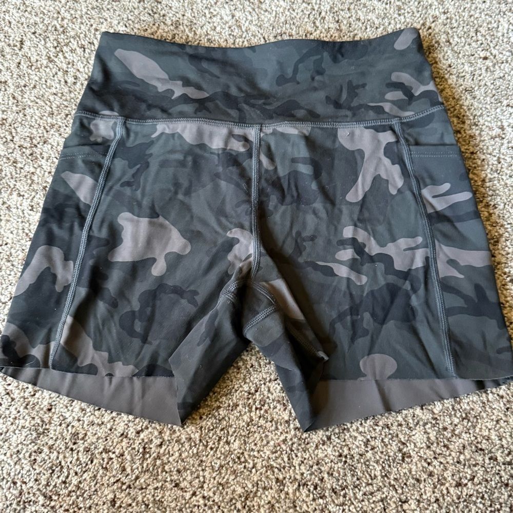 Zyia Active Bike Shorts Camouflage small green black booty shorts exercise